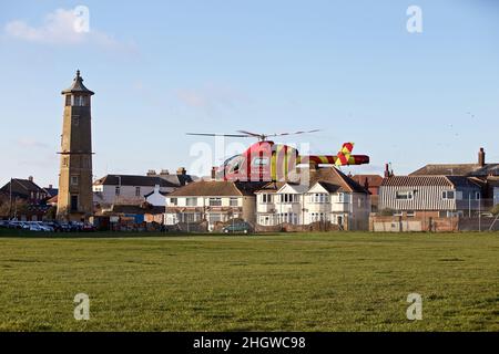 Ein MD902 Explorer, der im Besitz von Essex und Herts Air Ambulance ist und von diesem betrieben wird, der an einem Zwischenfall in Harwich teilnimmt. Stockfoto