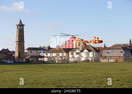 Ein MD902 Explorer, der im Besitz von Essex und Herts Air Ambulance ist und von diesem betrieben wird, der an einem Zwischenfall in Harwich teilnimmt. Stockfoto