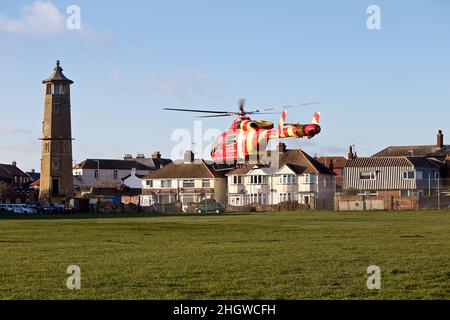 Ein MD902 Explorer, der im Besitz von Essex und Herts Air Ambulance ist und von diesem betrieben wird, der an einem Zwischenfall in Harwich teilnimmt. Stockfoto