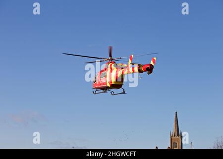 Ein MD902 Explorer, der im Besitz von Essex und Herts Air Ambulance ist und von diesem betrieben wird, der an einem Zwischenfall in Harwich teilnimmt. Stockfoto