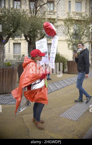 Protest gegen die Covid 19-Impfung in Nizza, Frankreich. Januar 22nd 2022.FAMA © Fausto Marci Hunderte von Anti-Impfern versammeln sich auf dem Boulevard Gambetta in Nizza und im Rest des Landes gegen Macron und den grünen Pass. Nizza, Frankreich. Stockfoto