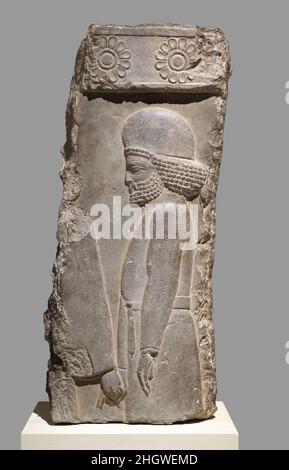 Relief: Figur in einer Prozession ca. 405–359 v. Chr. Achaemenid die monumentale Kunst und Architektur der Achaemenidenzeit wird am besten durch die Ruinen von Persepolis veranschaulicht, der großen zeremoniellen Hauptstadt des Reiches, die ursprünglich von Darius I. (r. 521–486 v. Chr.) und durch seine Nachfolger erweitert. Persepolis liegt 30 Meilen nordwestlich von Shiraz in der südwestlich-iranischen Provinz Fars. Dort zeigen Strukturen wie der „Saal der hundert Säulen“ und der „Thronsaal des Darius und Xerxes“ charakteristische Merkmale der Architektur des achämeniden Palastes – große quadratische Räume mit Decken, die b getragen werden Stockfoto