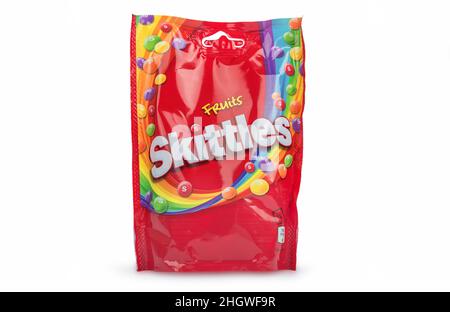 PULA, KROATIEN - 20. JANUAR 2022: Nahaufnahme von Skittles-Süßigkeiten von WM. Wrigley Jr. Company isoliert auf weißem Hintergrund Stockfoto