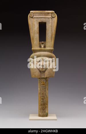 Sistrum mit dem Namen des Königs Amasis 570–526 B.C. späte Periode, Saite Sistra sind kultische Musikinstrumente, die, wenn sie geschüttelt wurde, einen klappernden Ton produzierten, der angenommen wurde, beruhigend und beruhigend zu sein. Diese kultischen Instrumente sind eng mit der Göttin Hathor verbunden und enthalten am häufigsten das Hathor-Emblem, das den Kopf einer Frau mit Kuhohren enthält. Die Spitze des Stückes ist hier in Form eines Naos zwischen zwei Voluten und gehört somit zu einer Art von Sistrum namens Naos sistrum. Dieser obere Teil hatte ursprünglich drei Querstangen, wie aus den drei Löchern an den Seiten des ersichtlich ist Stockfoto