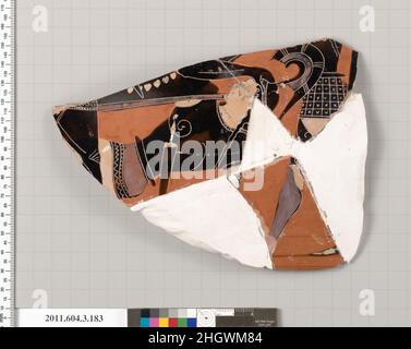Terrakotta-Fragment einer Amphore (Glas) 540–530 v. Chr. griechischer, attischer Teil von Oberschenkel, Knie und Kalb eines Kriegers, der einen Chiton mit einem gemusterten Rand trägt, dessen linke Hand die Oberseite des Helms des fallenden Amazonas erfasst, der einen Helm mit hoher Haube, ein Korselett, Und ein Chitoniskos mit einem roten Rock und einer gemusterten Bordüre; ihr runder Schild, der über ihrem linken Arm liegt, ist im Profil links zu sehen; hinter dem fallenden Amazonas ist ein zweiter Amazonas, der ein Korselett, Greaves und Chitoniskos mit einem gemusterten Rock trägt (Achilles und Penthesilea?). Terrakotta-Fragment einer Amphore (Glas). Griechisch, Stockfoto