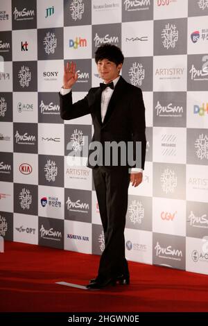 4. Oktober 2012 - Busan, Südkorea : Actror Ji Sung posiert für einen Fotoanruf während der Eröffnung des Busan International Film Festival 17th im Busan Cinema Center. Zusammen mit der nun unvermeidlichen Galaxie von Sternen, die Blockbuster aus ganz Asien fördern, Das diesjährige Busan International Film Festival zeigt erstmals seit fast einem Jahrzehnt einen nordkoreanischen Film sowie sechs klassische afghanische Filme, die in einer Mauer versteckt waren, um sie vor den Taliban zu retten. Stockfoto