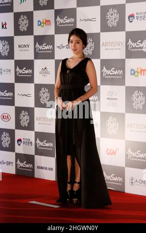 4. Oktober 2012 - Busan, Südkorea : die Schauspielerin Park Shin Hye posiert für einen Fotoanruf während der Eröffnung des Busan International Film Festival 17th im Busan Cinema Center. Zusammen mit der nun unvermeidlichen Galaxie von Sternen, die Blockbuster aus ganz Asien fördern, Das diesjährige Busan International Film Festival zeigt erstmals seit fast einem Jahrzehnt einen nordkoreanischen Film sowie sechs klassische afghanische Filme, die in einer Mauer versteckt waren, um sie vor den Taliban zu retten. Stockfoto