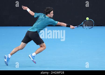 Melbourne, Australien. 22nd Januar 2022. TARO DANIEL (JPN) hat in der Margaret Court Arena in einem 3rd-Runden-Match für Männer am 6. Tag der Australian Open 2022 in Melbourne, Australien, gegen JANNIK SINNER (ITA) aus dem Jahr 11th in Aktion gesetzt. Sydney Low/Cal Sport Media. Sinnerer gewann 6:4 1:6 6:3 6:1. Kredit: csm/Alamy Live Nachrichten Stockfoto