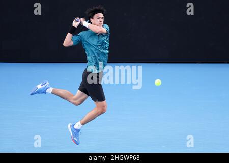 Melbourne, Australien. 22nd Januar 2022. TARO DANIEL (JPN) hat in der Margaret Court Arena in einem 3rd-Runden-Match für Männer am 6. Tag der Australian Open 2022 in Melbourne, Australien, gegen JANNIK SINNER (ITA) aus dem Jahr 11th in Aktion gesetzt. Sydney Low/Cal Sport Media. Sinnerer gewann 6:4 1:6 6:3 6:1. Kredit: csm/Alamy Live Nachrichten Stockfoto