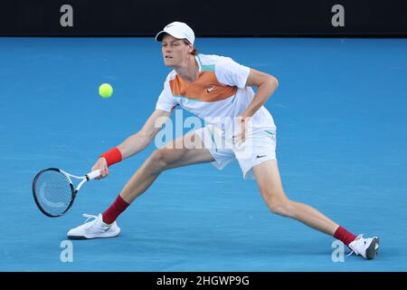 Melbourne, Australien. 22nd Januar 2022. JANNIK SINNERIN (ITA) aus dem Jahr 11th hat in der Margaret Court Arena in einem 3rd-Runden-Match der Männer am 6. Tag der Australian Open 2022 in Melbourne, Australien, gegen TARO DANIEL (JPN) in Aktion gesetzt. Sydney Low/Cal Sport Media. Sinnerer gewann 6:4 1:6 6:3 6:1. Kredit: csm/Alamy Live Nachrichten Stockfoto