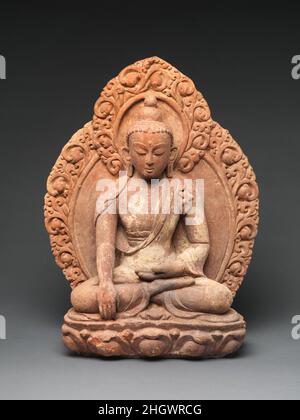 Akshobhya, der Buddha des östlichen Reinen Landes 16th–17th Jahrhundert Nepal der Buddha erreicht seine rechte Hand in bhumisparsha Mudra, was den Moment markiert, als der historische Buddha Shakyamuni die Erdgöttin anrief, seinen Widerstand der Kräfte von Mara zu bezeugen, unmittelbar vor seiner Erleuchtung. In der esoterischen buddhistischen Tradition wird diese Ikonographie mit Akshobhya, dem kosmischen Buddha des Ostens, in Verbindung gebracht. Die Lotusknospen, die die Mandorla schmücken und die offene Blume, die als sein Thron dient, können sich auf den himmlischen Aufenthaltsort von Akshobhya beziehen. Dieses Symbol wurde möglicherweise in integriert Stockfoto