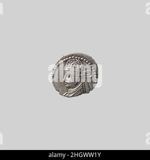Drachme ca. 78-110 ‘n.Chr. bezeichnen Parthian Numismatists – die Gelehrten, die Münzen studieren – die „Vorderseite“ der Münze, die gewöhnlich den Kopf einer Person oder eines gottes zeigt, als die ‘„Vorderseite“ Und die ‘Rückseite’ als ‘Rückseite’. Auf der Vorderseite dieser Silbermünze zeigt sich links eine Büste des Königs. Er hat einen kurzen, lockigen Bart, der mit Punkten gerendert ist, und einen dicken Schnurrbart. ‘trägt einen gewölbten Hut mit Ohrenklappen (genannt „Diara“), über dem ein Diadem (das Stirnband, das von den siegreichen Athleten im antiken Griechenland getragen wurde) gebunden ist. Die Tiara ist mit einem Stern geschmückt, der von Punkten umgeben ist und fünf Halbmonde um sie herum hat. Er Stockfoto