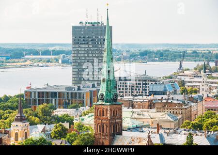 Riga, Lettland. Sommer Stadtbild Von Riga. Berühmtes Wahrzeichen - St. James's Cathedral, oder die Kathedrale Basilica of St. James. Die Kirche ist manchmal falsch Stockfoto