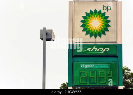 Memphis, TN, USA - 24. September 2019: BP-Schild an der Tankstelle. Die British Petroleum Company ist ein übergroßes Öl- und Gasunternehmen, das in über 80 Jahren tätig ist Stockfoto