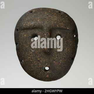 Grabmaske 500 v. Chr.–n. Chr. 500 Condorhuasi-Alamito Diese Steinmaske zeigt ein anthropomorphes Gesicht mit ausgeprägtem Stirngrat, eckiger Nase und gebohrten Perforationen mit erhöhten geschnitzten Kanten, die Augen und Mund anzeigen. Zusätzliche Bohrungen säumen den äußeren Rand der Maske, vermutlich um sie mit Fasern an einem Anker zu befestigen. Die Maske war wahrscheinlich an einem Grabbündel befestigt.die Condorhuasi-Alamito-Völker waren Lama-Pastoralisten in der Gegend, die heute die Provinz Catamarca in Argentinien ist. Sie waren erfahrene Handwerker in einer Vielzahl von Medien, einschließlich Keramik, Metall und Stein. Archaeolo Stockfoto