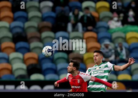 Lissabon, Portugal. 22nd Januar 2022. Ricardo Horta vom SC Braga (L) lebt mit Matheus Nunes von Sporting CP während des Fußballspiels der Portugiesischen Liga zwischen Sporting CP und SC Braga am 22. Januar 2022 im Stadion Jose Alvalade in Lissabon, Portugal. (Bild: © Pedro Fiuza/ZUMA Press Wire) Stockfoto