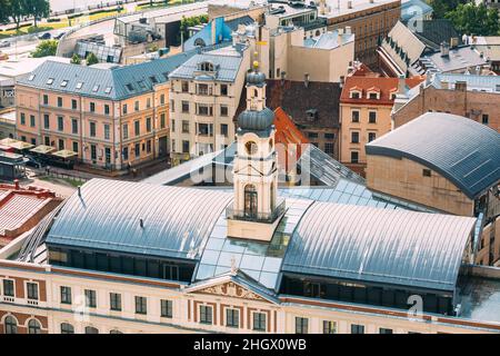 Riga, Lettland. Blick Von Oben Auf Das Berühmte Wahrzeichen - Rathaus Von Riga Am Sonnigen Sommertag. Luftaufnahme Stockfoto