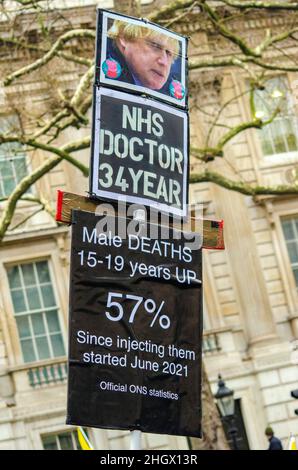 London, Großbritannien. 22nd Januar 2022. Protest vor der Downing Street gegen die Zwangsimpfung im NHS gegen das Coronavirus. Kredit: JOHNNY ARMSTEAD/Alamy Live Nachrichten Stockfoto