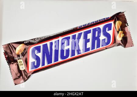 Neu Delhi, Indien, 22 Jaunary 2022:- Snickers Chocolate Bar auf weißem Hintergrund Stockfoto