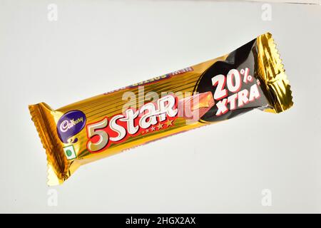 Neu Delhi, Indien, 22 Jaunary 2022:- Cadbury 5 Star Chocolate auf weißem Hintergrund Stockfoto