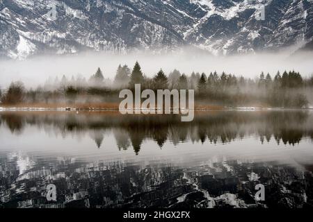 Bohinjer See im Nationalpark Triglav in den Julischen Alpen, Slowenien. Bohinj ist der größte permanente See in Slowenien. Stockfoto