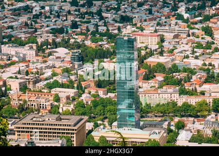 Tiflis Georgien. Luftaufnahme Des Neuen Glas-Wolkenkratzers Des Biltmore Hotels Zwischen Sowjetischen Gebäuden, Sonnig Stockfoto