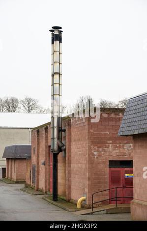 Schornstein Schornstein zu gebäudeaußenwand Edelstahl aus der Auspuffanlage Kesselanlage Zimmer Feste Stockfoto