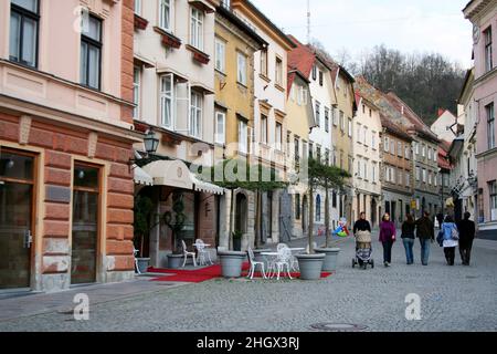 LJUBLJANA, SLOWENIEN - 1. APRIL: Menschen gehen am 1. April 2008 in Ljubljana, Slowenien, durch die Altstadt. Ljubljana ist die Hauptstadt und größte Stadt Sloweniens. Stockfoto