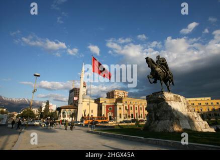 TIRANA, ALBANIEN - 13. MÄRZ: Tirana-Symbole Skanderbeg-Platz am 13. März 2009 in Tirana, Albanien. Der Platz ist der hauptplatz von Tirana. 1968 nach dem albanischen Nationalhelden Skanderbeg benannt. Stockfoto