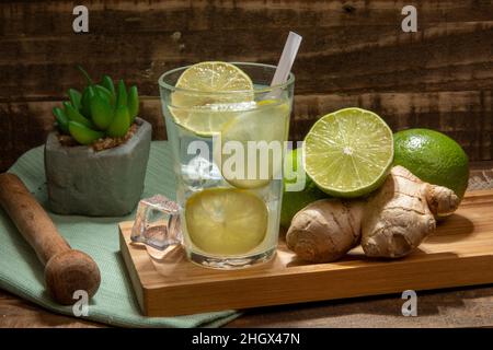 Caipirinha ist der typische brasilianische Cocktail aus cachaça, Zucker und Zitrone. Einige setzten Ingwer ein Stockfoto