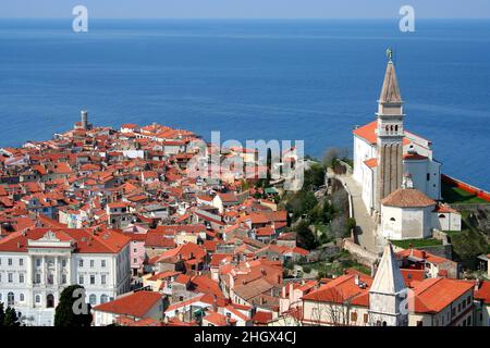 Panoramablick auf das schöne Dorf Piran und die Adria in Slowenien. Piran im Südwesten Sloweniens am Golf von Piran an der Adria. Stockfoto