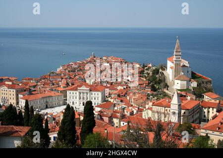 Panoramablick auf das schöne Dorf Piran und die Adria in Slowenien. Piran im Südwesten Sloweniens am Golf von Piran an der Adria. Stockfoto