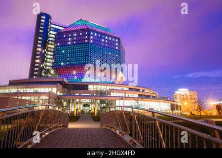 Minsk, Weißrussland. National Library Building In Abendnacht Beleuchtung Auf Blue Sky Hintergrund. Berühmter Hi-Tech Moderner Landmark, Kulturell Informativ Stockfoto