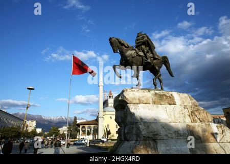 Skanderbeg Statue und Ethem Bey Moschee in Tirana, Albanien. Das Denkmal wurde im Jahr 1968 eingeweiht. Stockfoto