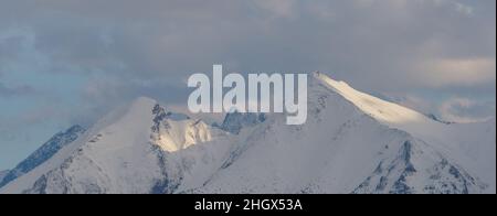 Winterlandschaft der Tatra. Blick auf die schneebedeckten Gipfel der Tatra. Stockfoto