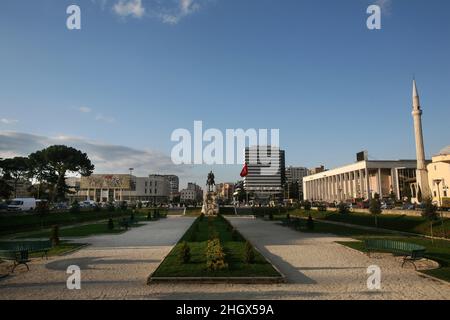 Skanderbeg Platz und Opernhaus in Tirana, Albanien. Der Platz ist der hauptplatz von Tirana. 1968 nach dem albanischen Nationalhelden Skanderbeg benannt Stockfoto