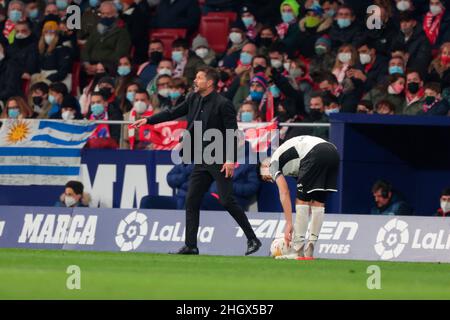 Madrid, Spanien. 22nd Januar 2022. Madrid, Spanien; 22.01.2022.- Atletico de Madrid vs Valencia siccer to La Liga Spain Match 22 im Wanda Metropolitano Stadion in Madrid. Atletico de Madrid Trainer Simeone. Quelle: Juan Carlos Rojas/dpa/Alamy Live News Stockfoto