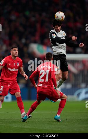 Madrid, Spanien. 22nd Januar 2022. Madrid, Spanien; 22.01.2022.- Atletico de Madrid vs Valencia siccer to La Liga Spain Match 22 im Wanda Metropolitano Stadion in Madrid. Atletico de Madrid-Spieler Carrasco Valencia-Spieler Guedes. Quelle: Juan Carlos Rojas/dpa/Alamy Live News Stockfoto