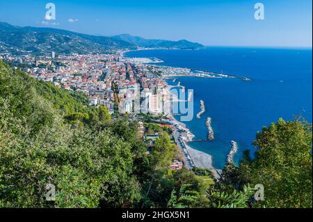 Die Stadt Chiavari von einem Heiligtum über den Hügeln aus gesehen Stockfoto