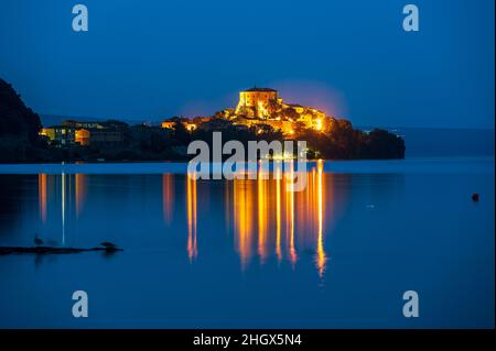 Blick auf das alte Dorf Capodimonte auf einem Vorgebirge am Bolsena-See, von Marta aus gesehen Stockfoto