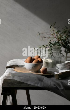 Backzutaten zum selbstgemachten Kochen oder Backen auf dem Tisch. Speisenangebot auf Holztisch. Speicherplatz kopieren Stockfoto