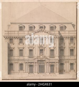 Ansicht eines Theaters (Bayreuth): Außenansicht Fassadenansicht; zentrales Portal überragt von Königskrone 1696–1756 Werkstatt von Giuseppe Galli Bibiena Italienisch. Blick auf ein Theater (Bayreuth): Außenansicht Fassadenansicht; zentrales Portal überragt von der Königlichen Krone. Workshop von Giuseppe Galli Bibiena (Italienisch, Parma 1696–1756 Berlin). 1696–1756. Stift, braune Tinte und graues Waschmittel. Zeichnungen Stockfoto