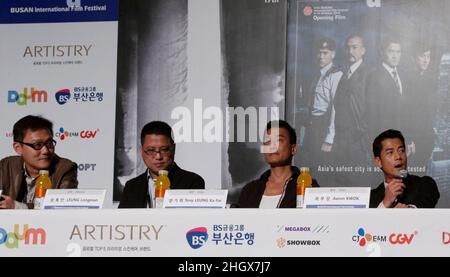 4. Oktober 2012 - Busan, Südkorea : (von links ) Regisseur Sunny Luk, Regisseur Leung Longman, Schauspieler Tony Leung Ka-Fai und Aaron Kwok nehmen an der Pressekonferenz während der Pressekonferenz zur Filmeröffnung des Busan International Film Festivals 17th im Kino-Zentrum von Busan Teil. Zusammen mit der nun unvermeidlichen Galaxie von Sternen, die Blockbuster aus ganz Asien fördern, Das diesjährige Busan International Film Festival zeigt erstmals seit fast einem Jahrzehnt einen nordkoreanischen Film sowie sechs klassische afghanische Filme, die in einer Mauer versteckt waren, um sie vor den Taliban zu retten. (Ryu Seung-il Stockfoto