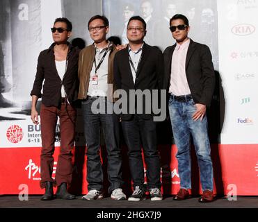 4. Oktober 2012 - Busan, Südkorea : (von links) Schauspieler Tony Leung Ka-Fai, Regisseur Sunny Luk, Leung Longman, Schauspieler Aaron Kwok nehmen an der Pressekonferenz während der Pressekonferenz zur Eröffnung des Films „Cold war“ beim Busan International Film Festival 17th im Busan Cinema Center Teil. Zusammen mit der nun unvermeidlichen Galaxie von Sternen, die Blockbuster aus ganz Asien fördern, Das diesjährige Busan International Film Festival zeigt erstmals seit fast einem Jahrzehnt einen nordkoreanischen Film sowie sechs klassische afghanische Filme, die in einer Mauer versteckt waren, um sie vor den Taliban zu retten. (Ryu Seung-il/Polar Stockfoto