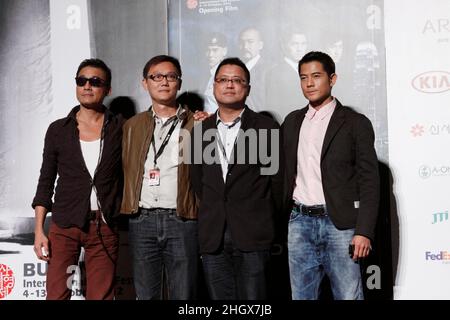 4. Oktober 2012 - Busan, Südkorea : (von links) Schauspieler Tony Leung Ka-Fai, Regisseur Sunny Luk, Leung Longman, Schauspieler Aaron Kwok nehmen an der Pressekonferenz während der Pressekonferenz zur Eröffnung des Films „Cold war“ beim Busan International Film Festival 17th im Busan Cinema Center Teil. Zusammen mit der nun unvermeidlichen Galaxie von Sternen, die Blockbuster aus ganz Asien fördern, Das diesjährige Busan International Film Festival zeigt erstmals seit fast einem Jahrzehnt einen nordkoreanischen Film sowie sechs klassische afghanische Filme, die in einer Mauer versteckt waren, um sie vor den Taliban zu retten. (Ryu Seung-il/Polar Stockfoto