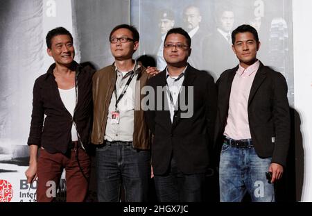 4. Oktober 2012 - Busan, Südkorea : (von links) Schauspieler Tony Leung Ka-Fai, Regisseur Sunny Luk, Leung Longman, Schauspieler Aaron Kwok nehmen an der Pressekonferenz während der Pressekonferenz zur Eröffnung des Films „Cold war“ beim Busan International Film Festival 17th im Busan Cinema Center Teil. Zusammen mit der nun unvermeidlichen Galaxie von Sternen, die Blockbuster aus ganz Asien fördern, Das diesjährige Busan International Film Festival zeigt erstmals seit fast einem Jahrzehnt einen nordkoreanischen Film sowie sechs klassische afghanische Filme, die in einer Mauer versteckt waren, um sie vor den Taliban zu retten. (Ryu Seung-il/Polar Stockfoto