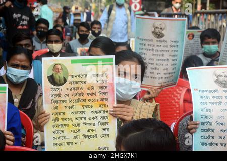 20. Januar 2022, Kalkutta, Westbengalen, Indien: Schule, college und Universität sind in Westbengalen geschlossen, da die Zahl der covid Fälle täglich zunimmt.aber jeder Student, Erziehungsberechtigte, Lehrer sagen auch, dass er die Schule eröffnen soll. Weil die Zukunft der jungen Generation durch die kovide Pandemie-Situation beeinträchtigt wurde, beten alle an die Regierung, sie wieder zu öffnen.ohne Bildung können wir nicht weiterkommen.so wurde vor der Universität von Kalkutta ein statischer Protest durchgeführt. Die Schüler, Studenten und Eltern schließen sich ebenfalls der Agitation an. (Bild: © Rahul Sa Stockfoto