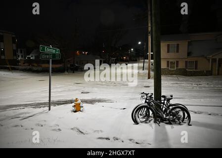 Am frühen Morgen fällt eine unheimliche Ruhe auf die normalerweise geschäftige Edenton Street, nachdem ein 3-m-Schneefall am 22. Januar 2022 Raleigh North Carolina beschüllt hat. Stockfoto