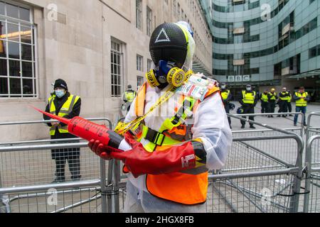 22. Januar 2022. London, Großbritannien. Demonstranten vor dem Hauptquartier des BBC Broadcasting House nehmen an der World Wide Rally for Freedom Teil, die ein Ende der Sperrbestimmungen von Covid 19 und Omicron fordert. Foto von Ray Tang Stockfoto