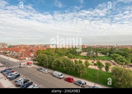 Park und Bereich von Einfamilienhäusern am Rande einer kleinen Stadt Stockfoto